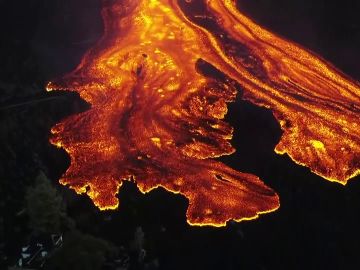 La colada de lava del volcán de La Palma se ensancha