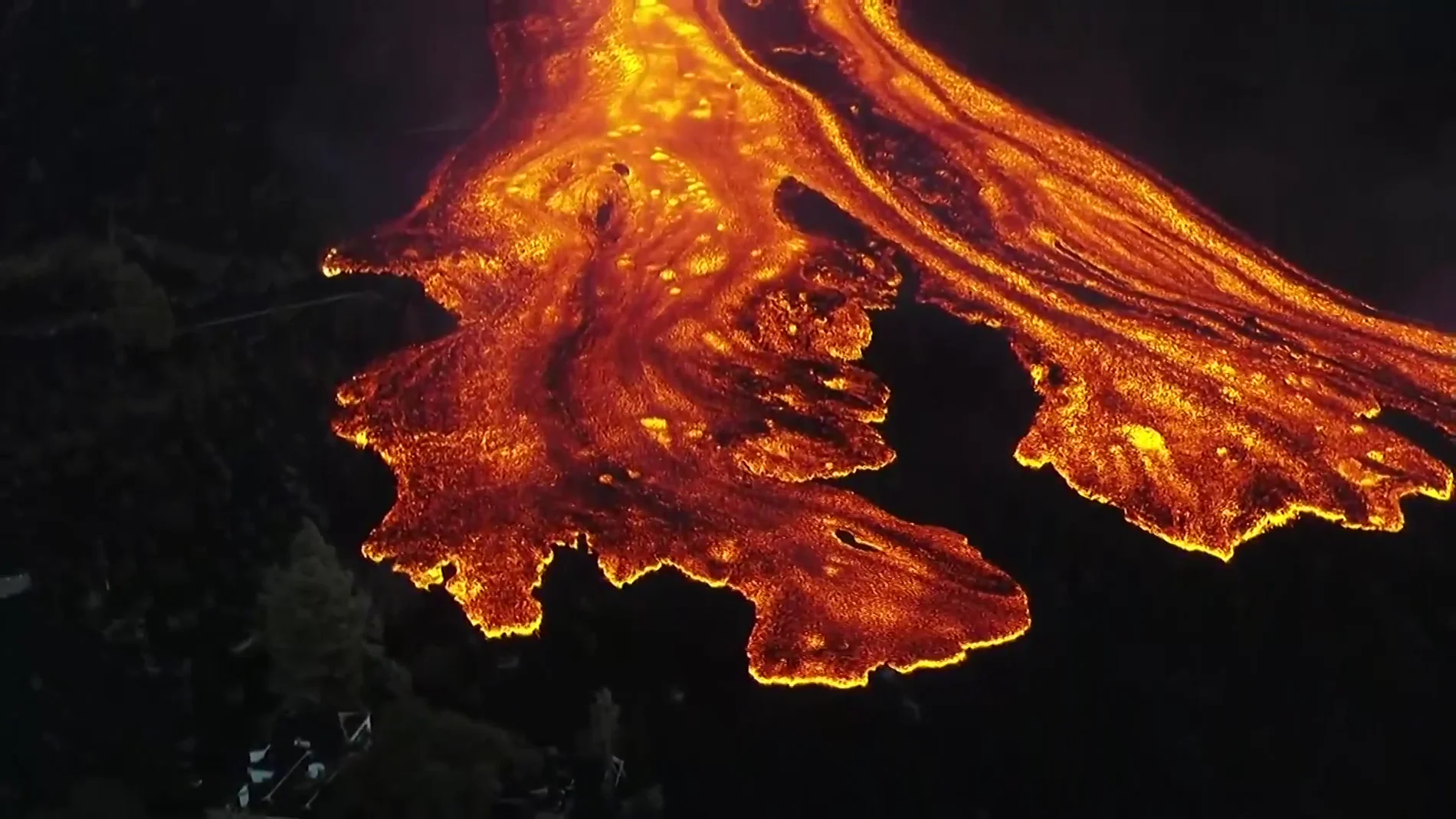 La colada de lava del volcán de La Palma se ensancha