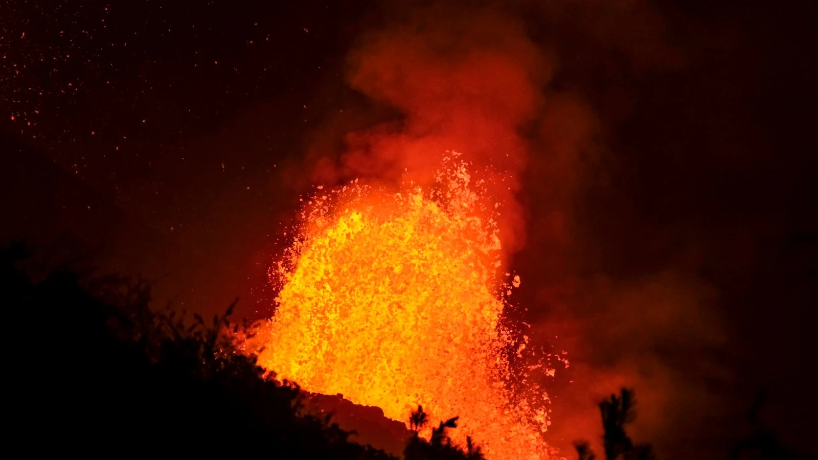  Alertan de una posible "lluvia de cristales" si la lava llega al mar