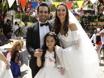 Demir, Candan y Öykü en el día más feliz de sus vidas Demir, Candan y Öykü en el día más feliz de sus vidas