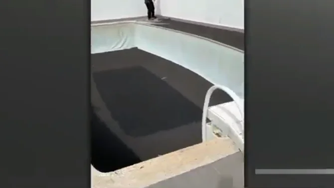 La lava ti&ntilde;e todo de negro