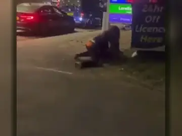 Peleas a puñetazos para conseguir combustible en las gasolineras del Reino Unido Peleas a puñetazos para conseguir combustible en las gasolineras del Reino Unido