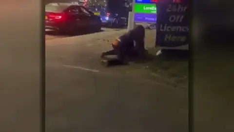 Peleas a puñetazos para conseguir combustible en las gasolineras del Reino Unido Peleas a puñetazos para conseguir combustible en las gasolineras del Reino Unido