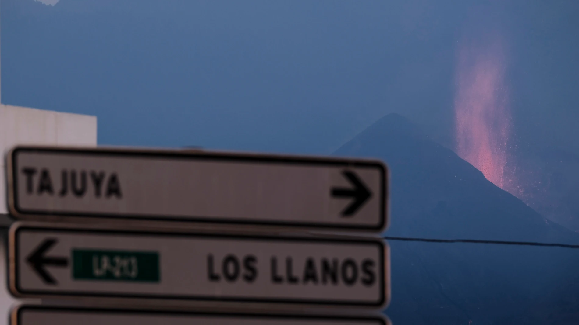 7 carreteras cortadas por la lava del volcán en La Palma