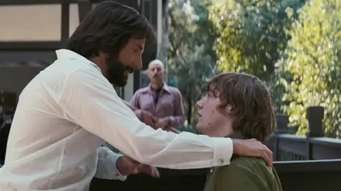 Bradley Cooper y el hijo de Philip Seymour Hoffman en 'Licorice Pizza' Bradley Cooper y el hijo de Philip Seymour Hoffman en 'Licorice Pizza'