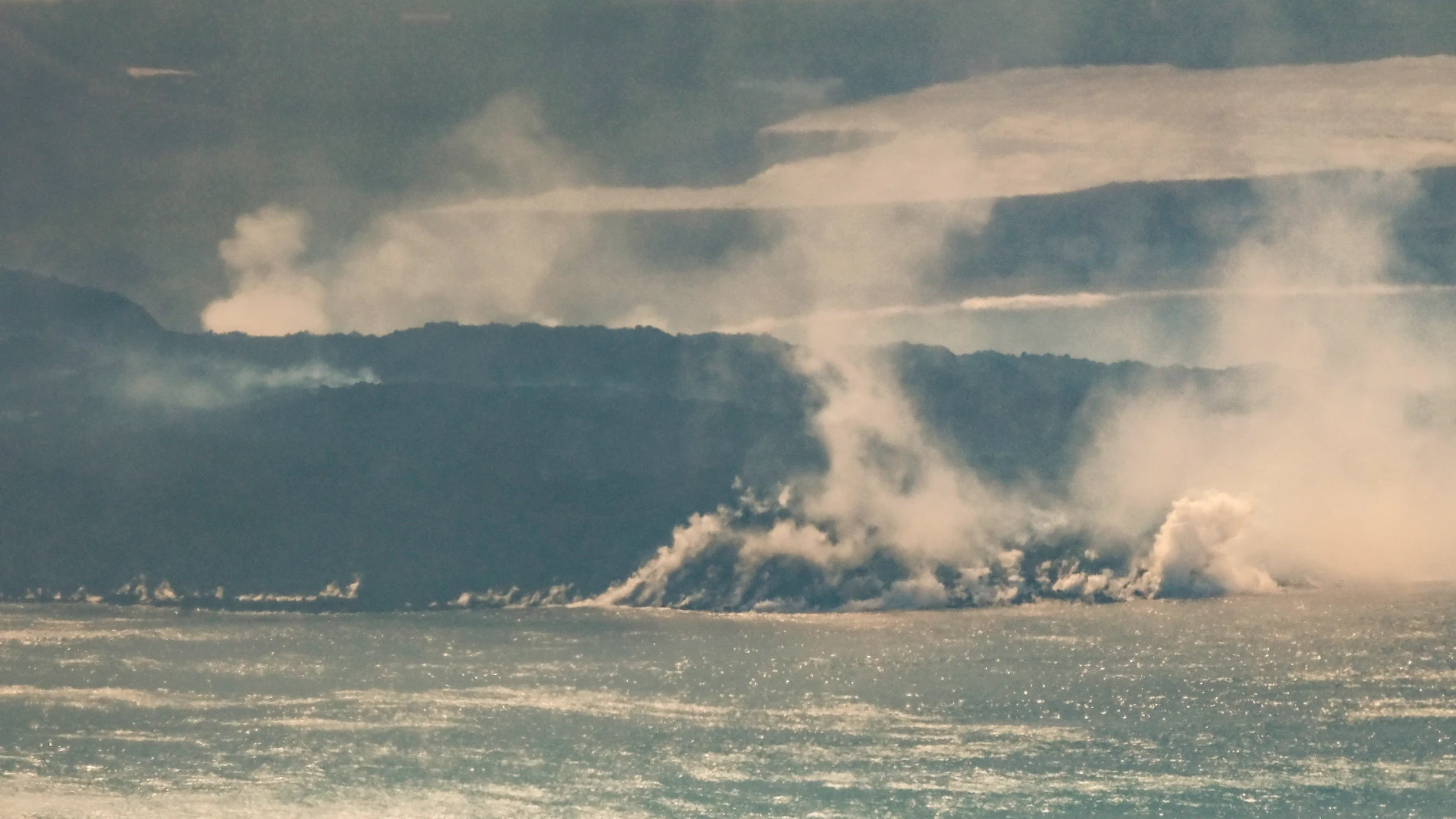 La lava del volcán de La Palma llega al mar dejando unas imágenes para la historia