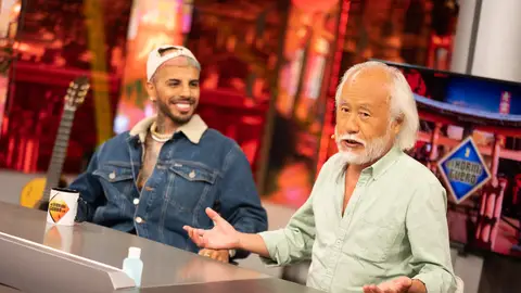 Rauw Alejandro canta en japonés un verso de 'Todo de ti' en directo en 'El Hormiguero 3.0' Rauw Alejandro canta en japonés un verso de 'Todo de ti' en directo en 'El Hormiguero 3.0'