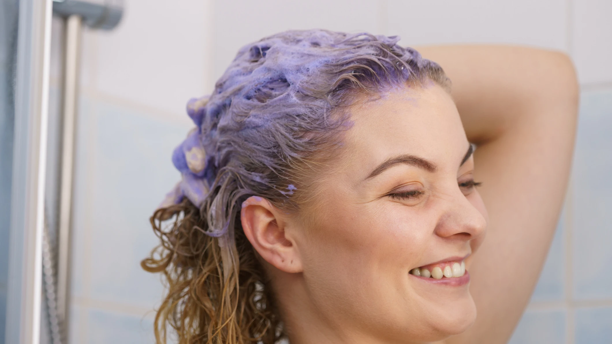 Cómo usar el champú azul o morado para matizar Mujer bajo la ducha