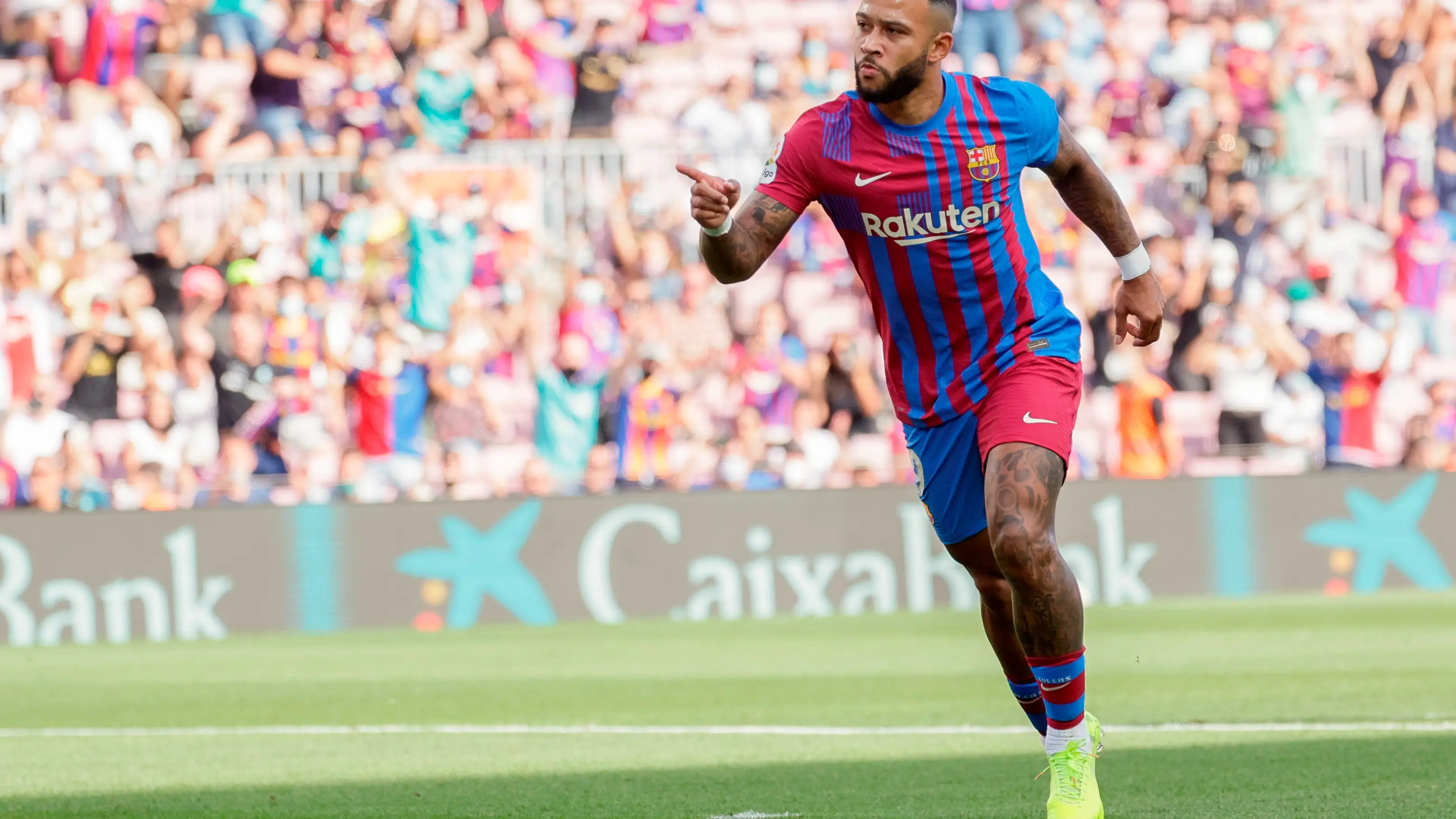 Memphis Depay celebra un gol en el Camp Nou Memphis Depay celebra un gol en el Camp Nou