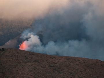 La lava del volcán en La Palma destroza un tenido eléctrico