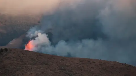 La lava del volcán en La Palma destroza un tenido eléctrico La lava del volcán en La Palma destroza un tenido eléctrico