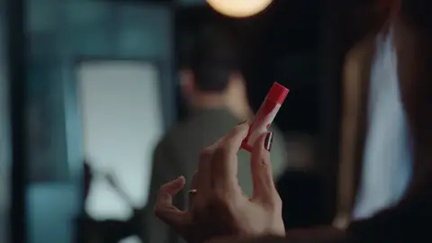 Un bálsamo labial: Asya pasa por alto la primera prueba de la infidelidad Un bálsamo labial: Asya pasa por alto la primera prueba de la infidelidad