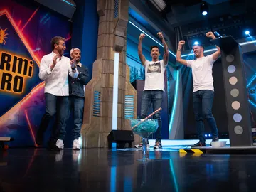 Reto científico extremo en 'El Hormiguero 3.0': ¿recogerá el patinete las pelotas que caen a su paso? Reto científico extremo en 'El Hormiguero 3.0': ¿recogerá el patinete las pelotas que caen a su paso?