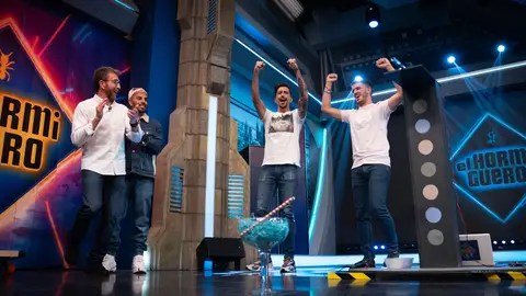 Reto científico extremo en 'El Hormiguero 3.0': ¿recogerá el patinete las pelotas que caen a su paso? Reto científico extremo en 'El Hormiguero 3.0': ¿recogerá el patinete las pelotas que caen a su paso?