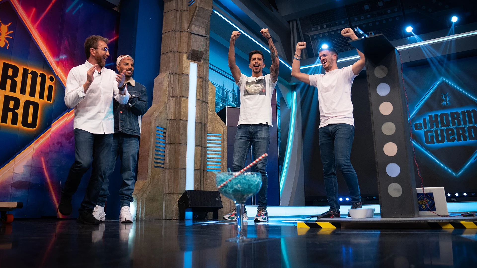 Reto científico extremo en 'El Hormiguero 3.0': ¿recogerá el patinete las pelotas que caen a su paso? Reto científico extremo en 'El Hormiguero 3.0': ¿recogerá el patinete las pelotas que caen a su paso?