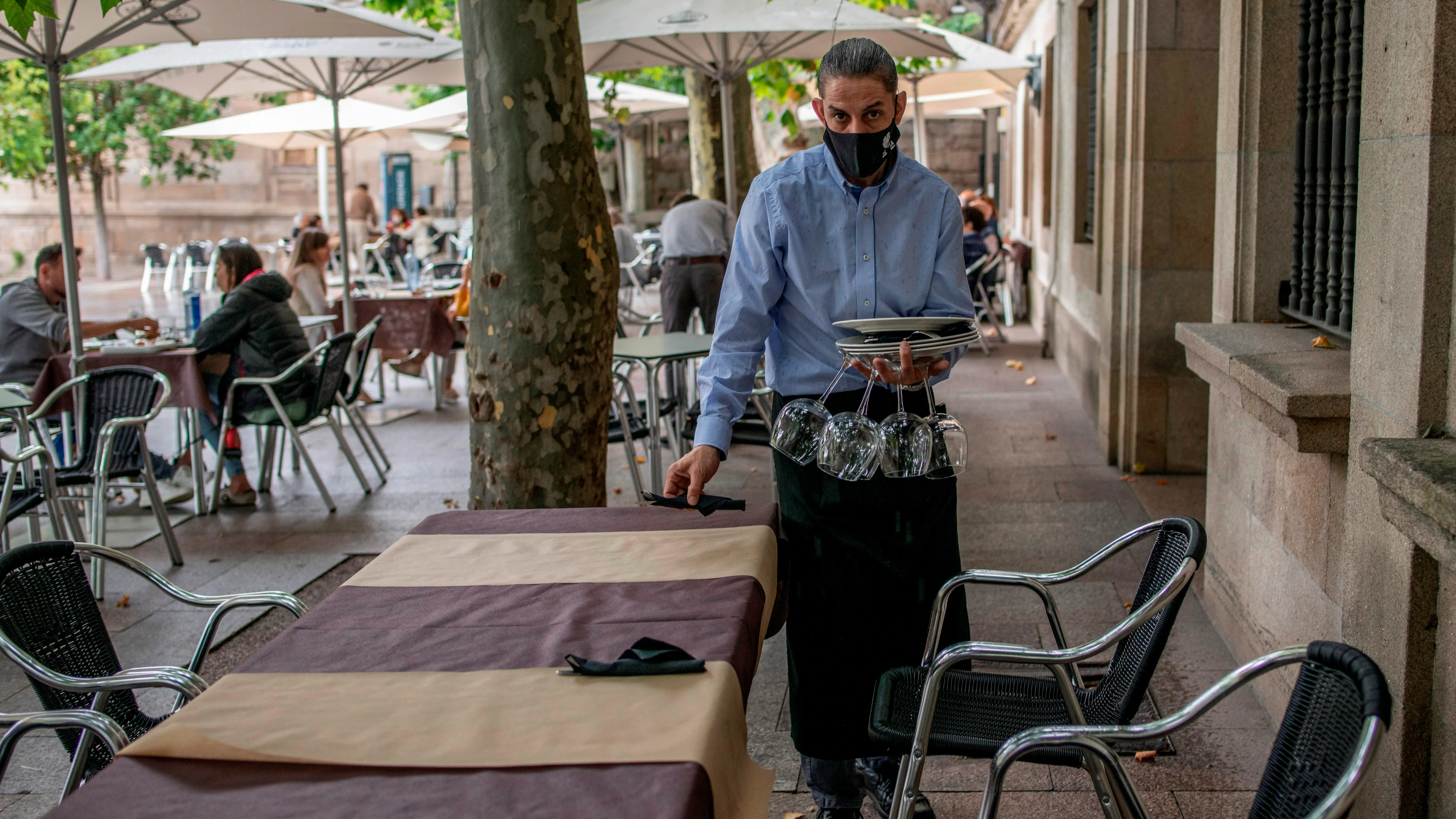 Un camarero en una terraza Un camarero en una terraza