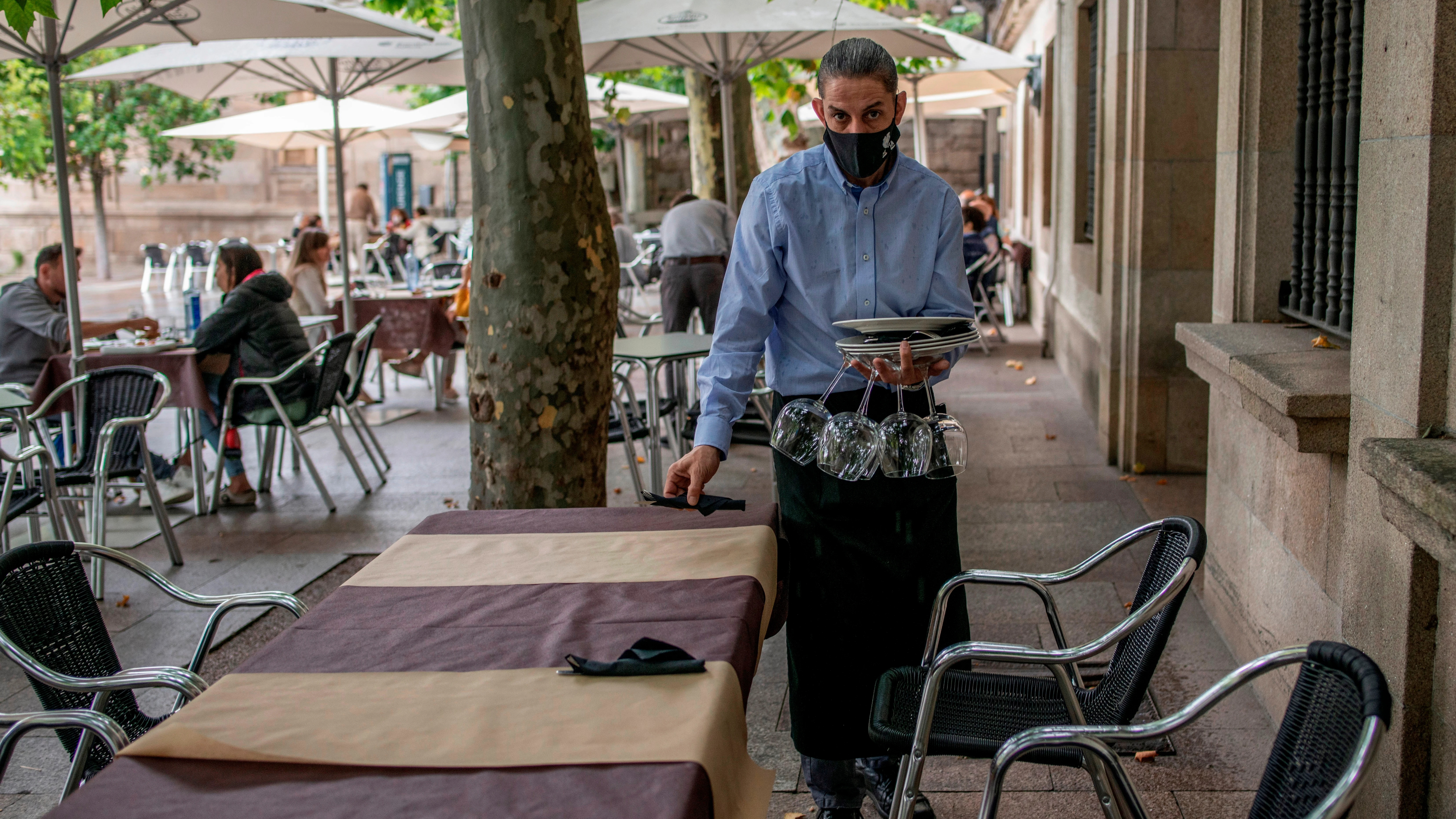 Un camarero en una terraza Un camarero en una terraza