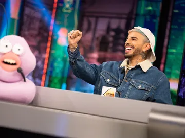 Rauw Alejandro gana a Rosalía en la competición de 'Piedra, papel o tijera' de 'El Hormiguero 3.0' Rauw Alejandro gana a Rosalía en la competición de 'Piedra, papel o tijera' de 'El Hormiguero 3.0'