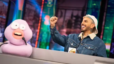 Rauw Alejandro gana a Rosalía en la competición de 'Piedra, papel o tijera' de 'El Hormiguero 3.0' Rauw Alejandro gana a Rosalía en la competición de 'Piedra, papel o tijera' de 'El Hormiguero 3.0'