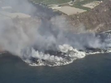 La lava del volcán de La Palma cayendo al mar vista desde el aire