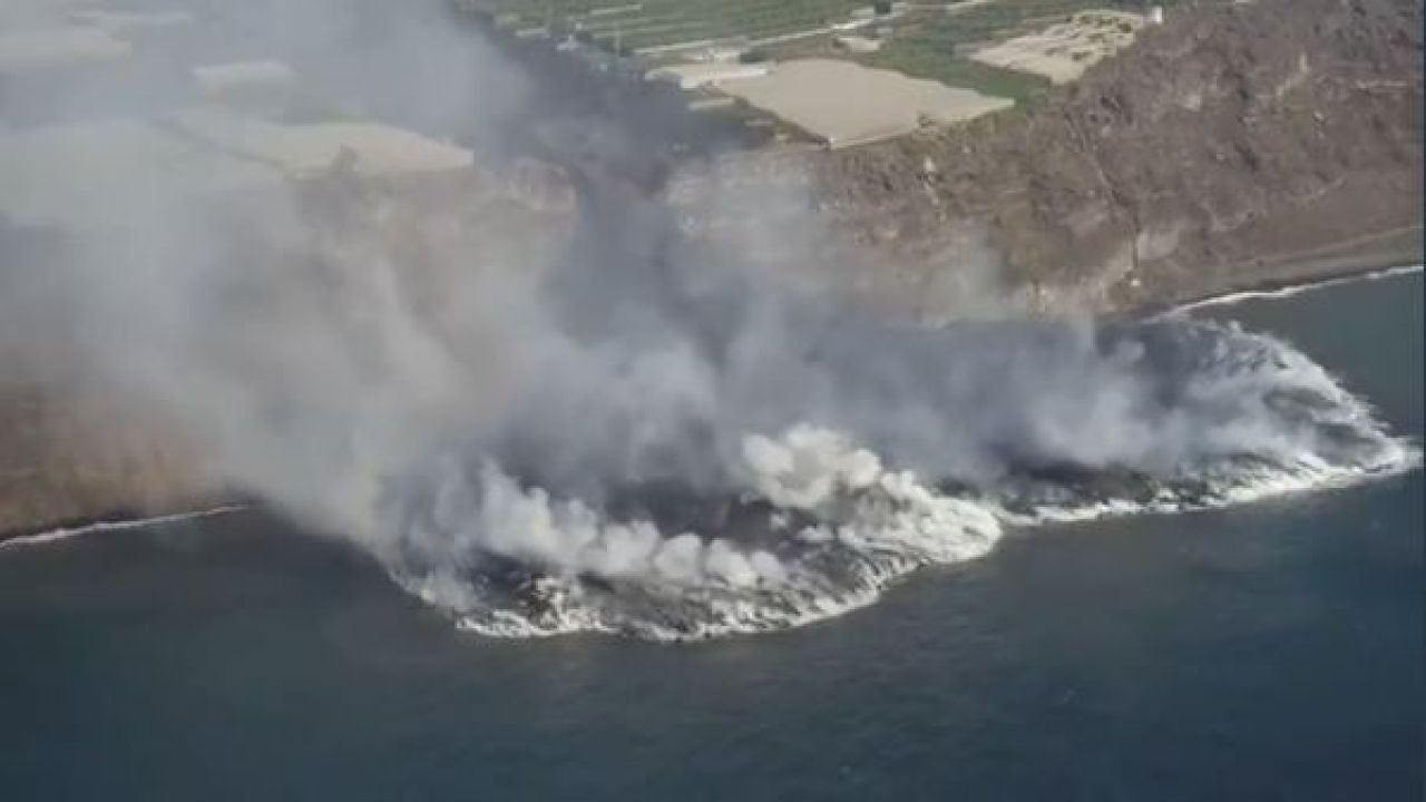 Las vistas aéreas de la caída al mar de la lava del volcán de La Palma - Vimarsana News