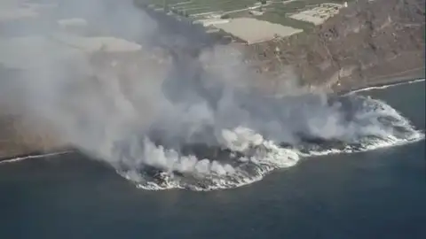 La lava del volcán de La Palma cayendo al mar vista desde el aire La lava del volcán de La Palma cayendo al mar vista desde el aire