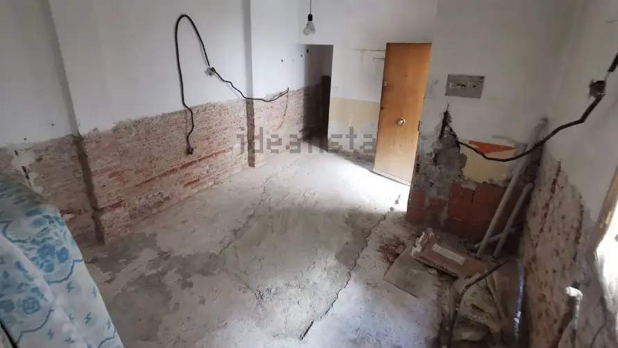 Se vende bajo interior de 33 m² , 'sin suelo' por 105.000 euros, según el anuncio en Idealista Se vende bajo interior de 33 m² , 'sin suelo' por 105.000 euros, según el anuncio en Idealista