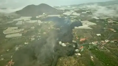 Imagen aérea de la lava arrasando plataneras Imagen aérea de la lava arrasando plataneras