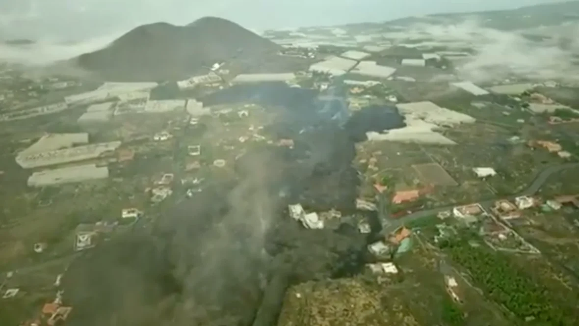 Imagen aérea de la lava arrasando plataneras Imagen aérea de la lava arrasando plataneras