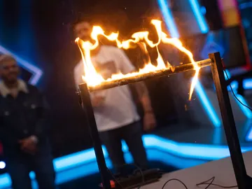 Marron hace brillar 'El Hormiguero 3.0' uniendo madera y electricidad en la ciencia Marron hace brillar 'El Hormiguero 3.0' uniendo madera y electricidad en la ciencia