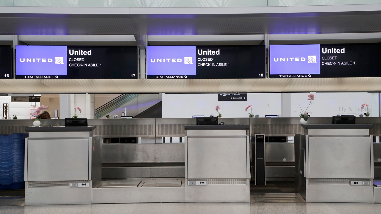 United Airlines despedirá a casi 600 trabajadores que no quieren recibir la vacuna contra la Covid-19