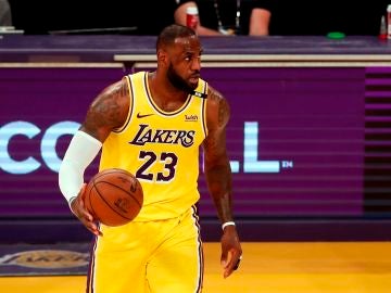 LeBron James en un partido con los Lakers