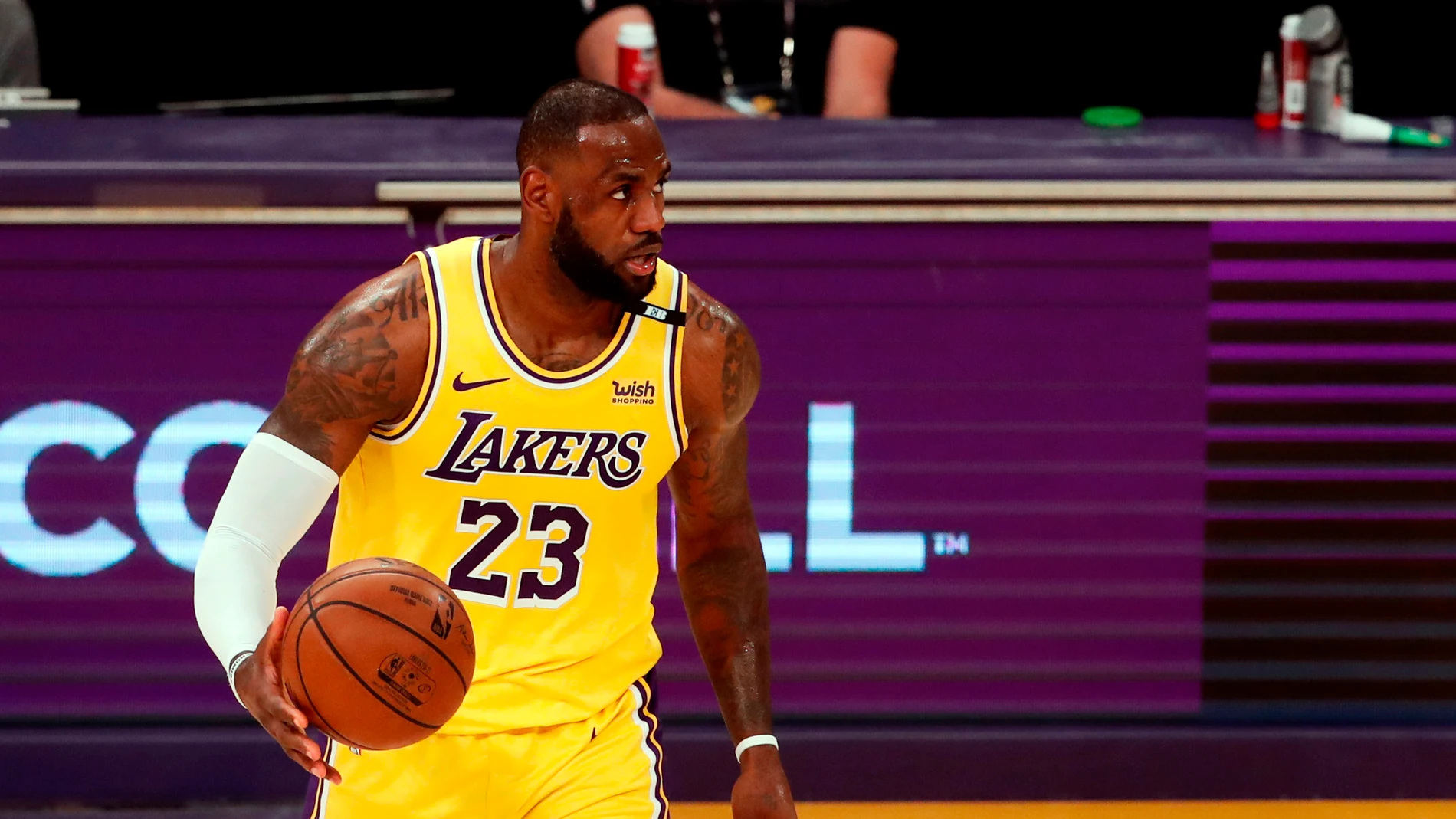 LeBron James en un partido con los Lakers