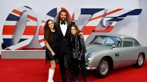 Jason Momoa junto a sus hijos en la premiere de 'Sin tiempo para morir' Jason Momoa junto a sus hijos en la premiere de 'Sin tiempo para morir'