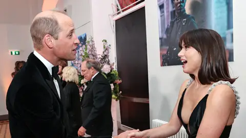 Ana de Armas con el príncipe Guillermo de Inglaterra en la premier de 'Sin tiempo para morir' Ana de Armas con el príncipe Guillermo de Inglaterra en la premier de 'Sin tiempo para morir'