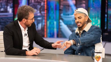 Pablo Motos frena su entrevista con Rauw Alejandro anonadado por sus joyas: 