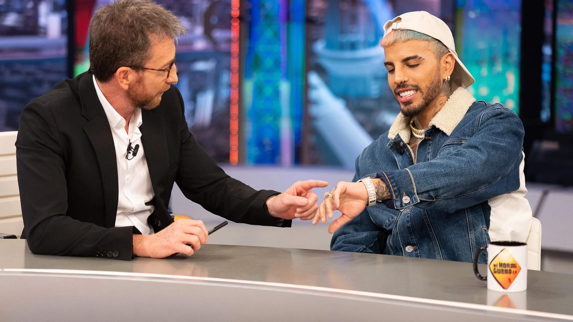 Pablo Motos frena su entrevista con Rauw Alejandro anonadado por sus joyas: "Eso vale como un piso" Pablo Motos frena su entrevista con Rauw Alejandro anonadado por sus joyas: "Eso vale como un piso"