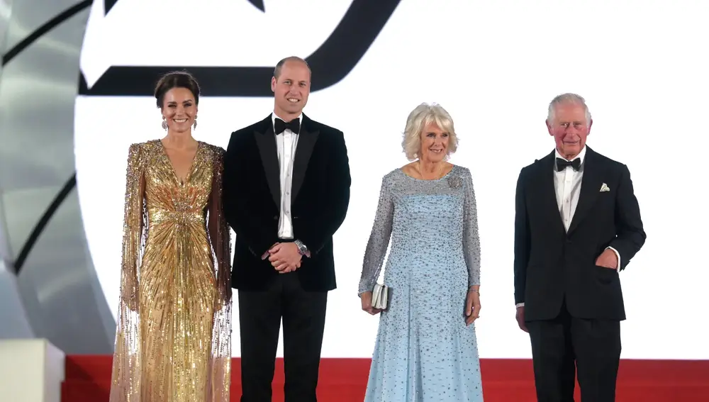 Los duques de Cambridge y El Príncipe Carlos junto a su esposa en la premiere de 'Sin tiempo para morir'