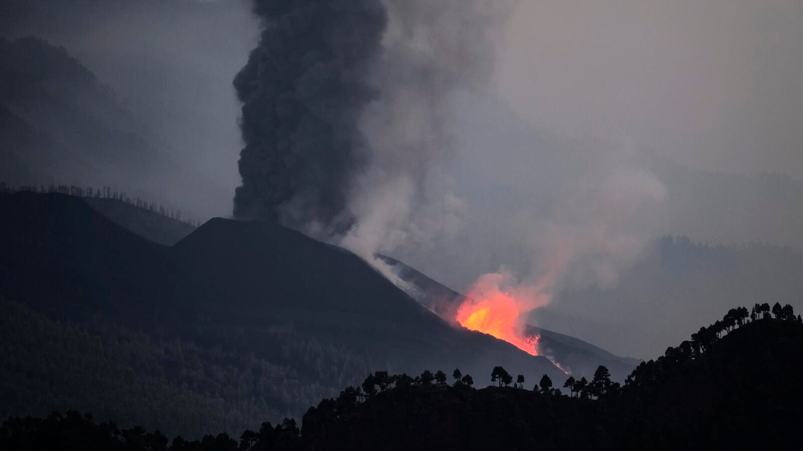 La erupción del volcán de La Palma acapara los grandes titulares de la prensa internacional