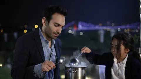 Demir, Öykü y de fondo el famoso puente del Bósforo Demir, Öykü y de fondo el famoso puente del Bósforo