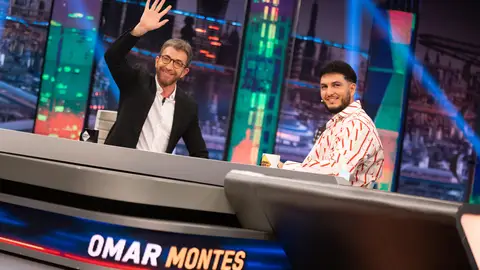 Omar Montes relata cómo fue la Nochevieja en casa de Isabel Pantoja: "Mi abuelo la lió jugando al Twister" Omar Montes relata cómo fue la Nochevieja en casa de Isabel Pantoja: "Mi abuelo la lió jugando al Twister"