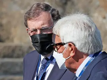 La frase de Mariano Rajoy que sorprende a Felipe González: "Yo creía que era Confucio, pero va a ser gallego" La frase de Mariano Rajoy que sorprende a Felipe González: "Yo creía que era Confucio, pero va a ser gallego"