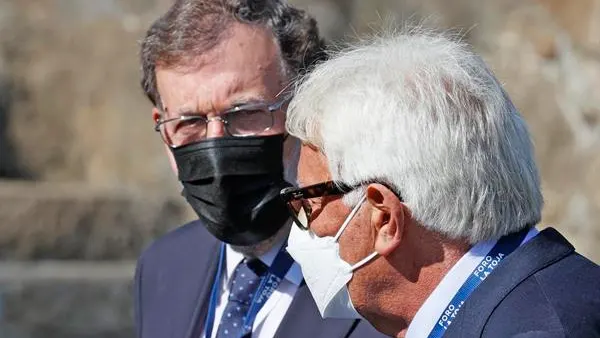 La frase de Mariano Rajoy que sorprende a Felipe González: "Yo creía que era Confucio, pero va a ser gallego" La frase de Mariano Rajoy que sorprende a Felipe González: "Yo creía que era Confucio, pero va a ser gallego"