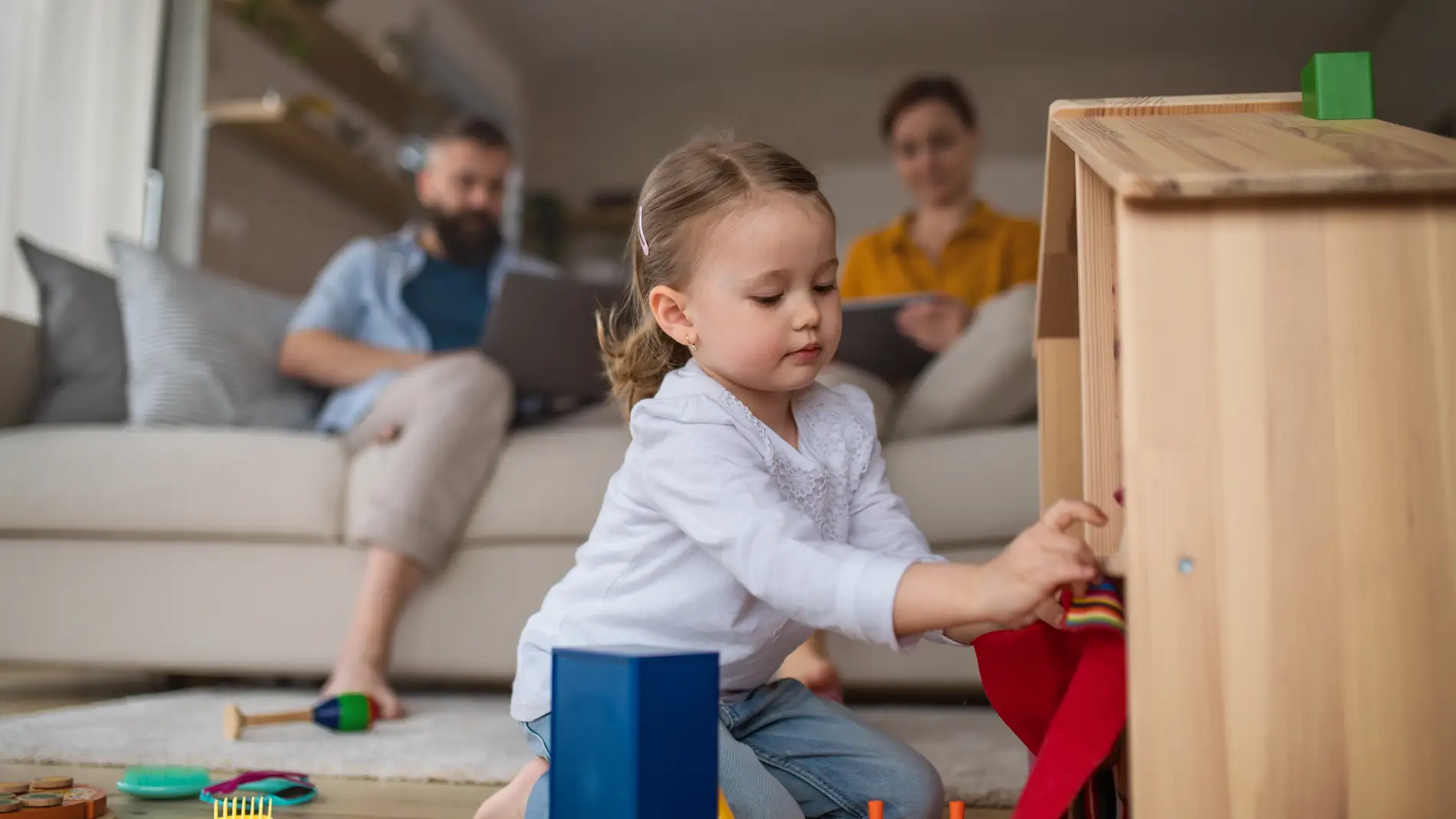 Niña pequeña jugando