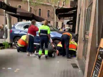 Un coche se estrella contra una terraza en el Eixample de Barcelona