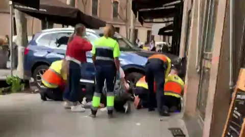 Un coche se estrella contra una terraza en el Eixample de Barcelona Un coche se estrella contra una terraza en el Eixample de Barcelona