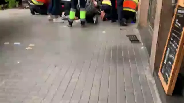 Un coche se estrella contra una terraza en el Eixample de Barcelona