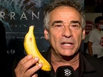 Eduard Fernández con un plátano de Canarios