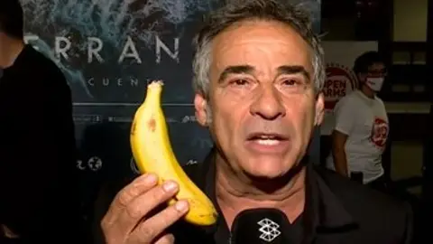 Eduard Fernández con un plátano de Canarios Eduard Fernández con un plátano de Canarios