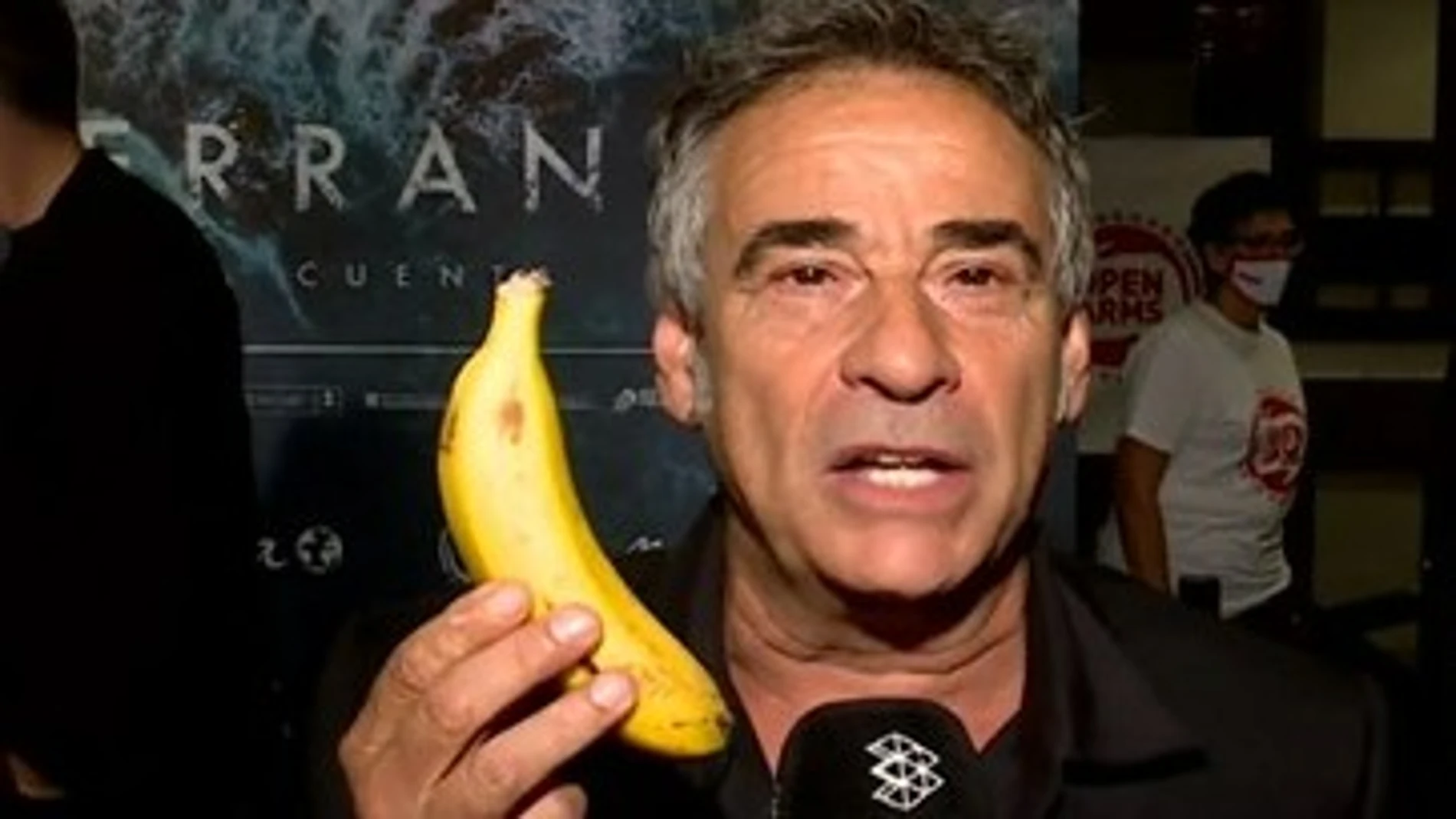 Eduard Fernández con un plátano de Canarios